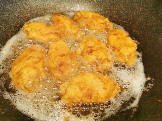 26、爆好吃的家庭版香酥炸鸡,翻面炸至两面金黄，大概炸十分钟