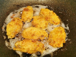 28、爆好吃的家庭版香酥炸鸡,同样，先炸至单面金黄再翻面