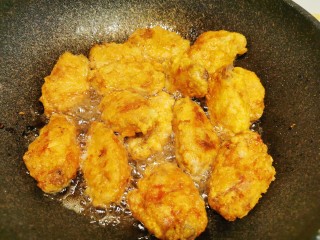 31、爆好吃的家庭版香酥炸鸡,锅中再加一些油，开大火，油热后一次性放入锅中，复炸20秒