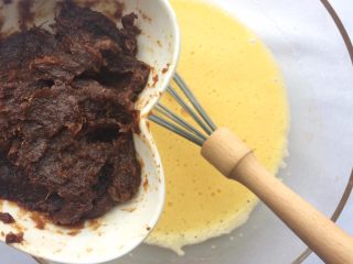 3、红糖红枣戚风蛋糕,加入枣泥，搅打均匀；这个搅打比较费力，可以多搅打一会儿！