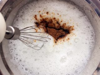 6、红糖红枣戚风蛋糕,蛋白打到大气泡时加入3/1红糖；