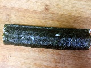 1、家庭版简单寿司,8、卷的紧一些切的时候才不会散架