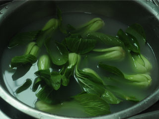 2、牛肉烧油菜,青菜放入淘米水里浸泡半个小时后洗干净