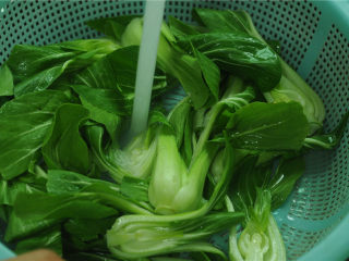 4、牛肉烧油菜,叶片中间也会有残留的灰尘，切开后用水冲洗下