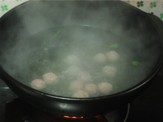 8、牛肉烧油菜,烫上海青的水不要倒掉，将牛肉丸也汆烫好