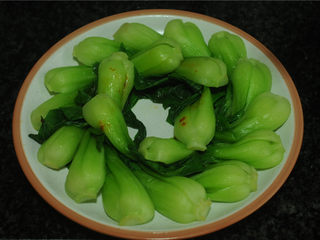 11、牛肉烧油菜,汆烫好的上海青摆盘