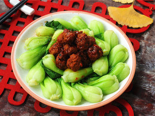 13、牛肉烧油菜,剩余的汁淋在上面即可