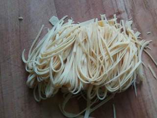 1、年轻人的米线,干豆腐切丝备用,越细越好