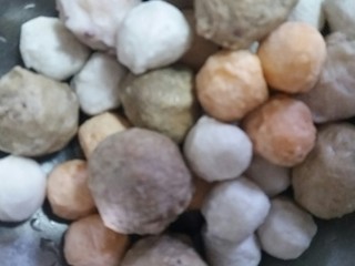 2、年轻人的米线,一般火锅店都会有的鱼丸,自己想吃什么就吃什么。买回来后稍微清洗一下,留待备用。