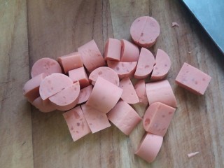 3、年轻人的米线,香肠两根,我用的火腿肠,切块状。