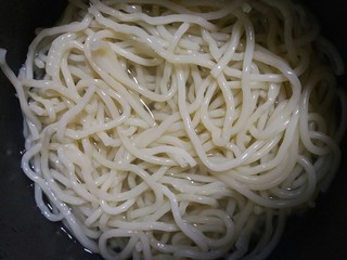 4、年轻人的米线,米线适量,我们人多,足足备了两斤……