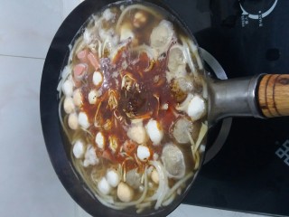 6、年轻人的米线,放入秘制酱料。