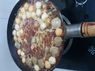 7、年轻人的米线,放入辣料。然后开始盖上锅盖,煮熟。