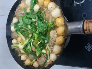 8、年轻人的米线,水开始沸腾之后,就开始放入蔬菜类。然后等待煮熟。