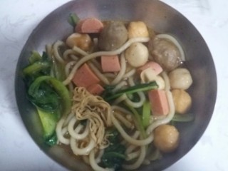 9、年轻人的米线,沸腾之后关火,焖一下入味后,可以吃了,这是小伙伴的份。