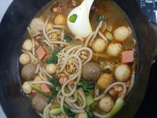 11、年轻人的米线,这是锅里的,盛出来一部分后,明显看到锅里的秘制酱料融合在水里,米线里,吃货的心里……