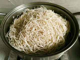 1、豆角焖面。,面条抖散。放入蒸锅十分钟。