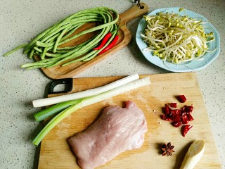 2、豆角焖面。,利用十分钟的时间就可以准备其它食材。