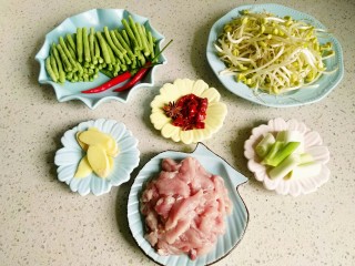 3、豆角焖面。,洗净切好。