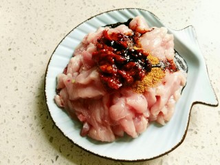 4、豆角焖面。,这次我用的是里脊肉，其实焖面的话用五花肉会更香。在炒肉之前，一定要腌制一下。盐、胡椒粉、老抽、水淀粉，豆瓣酱。所有的材料一定要拌匀，腌制三分钟。