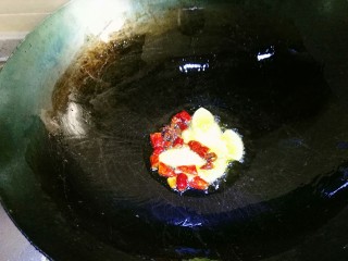 6、豆角焖面。,姜、干辣椒、八角爆香。