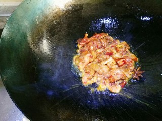 7、豆角焖面。,放入腌制后的里脊肉进行翻炒，翻炒的过程中烹入料酒。炒至肉变色就行。