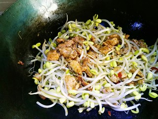 8、豆角焖面。,放入豆芽进行翻炒。
