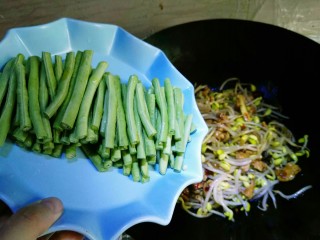 9、豆角焖面。,一分钟后等到豆芽有点软塌的时候放入豆角。