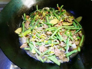 10、豆角焖面。,添水，水量不要没过菜，水量在菜的三分之二处就行。然后进行调味，可以放点老抽，因为腌肉的时候放的有盐和豆瓣酱，少量的放一点盐就行。