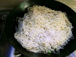 11、豆角焖面。,面条铺在菜上面，记住千万不要动底下的菜啦！然后盖着盖子，全程中小火进行焖制。整个过程大约不到五分钟。