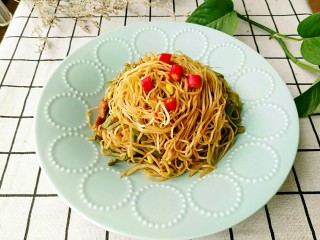 13、豆角焖面。,小米椒我的最爱，不光装盘点缀好看，还好吃。