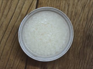 2、百变鸡蛋+酒糟鸡蛋花,酒糟盛好备用。