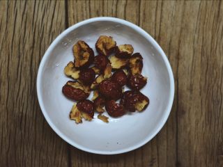 3、百变鸡蛋+酒糟鸡蛋花,红枣洗净去核备用。