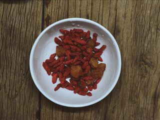 4、百变鸡蛋+酒糟鸡蛋花,桂圆和枸杞洗净沥水备用。