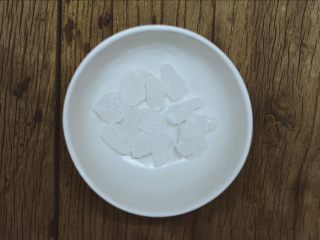 5、百变鸡蛋+酒糟鸡蛋花,冰糖备用（要选择老冰糖比较好）。