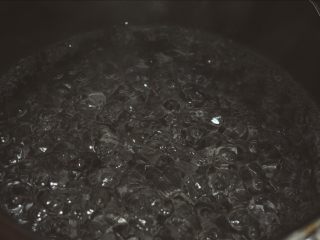 6、百变鸡蛋+酒糟鸡蛋花,锅洗净倒入适量清水烧开。