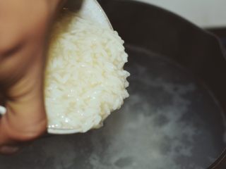 7、百变鸡蛋+酒糟鸡蛋花,将酒糟倒入搅散。