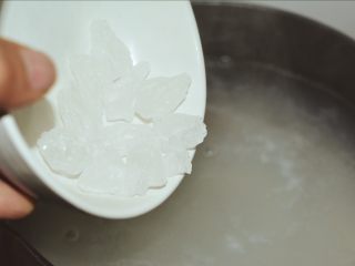 8、百变鸡蛋+酒糟鸡蛋花,加入冰糖。