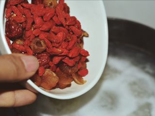 9、百变鸡蛋+酒糟鸡蛋花,加入红枣，枸杞和桂圆煮上15分钟左右。