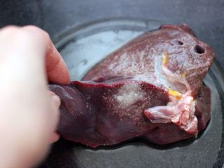 6、生滚菠菜猪肝羹,加入少许盐和料酒用手慢慢搓揉一下、这样能把猪肝里的血水和脏东西收拾的干干净净