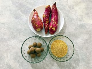 1、电饭煲+安神健脾养胃の白薯桂圆红糖小米粥,首先我们准备好所有食材