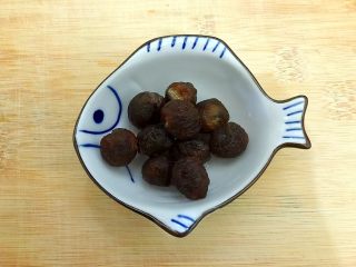 2、电饭煲+安神健脾养胃の白薯桂圆红糖小米粥,桂圆剥去外壳，稍微冲洗一下，备用