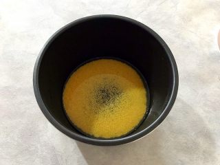 3、电饭煲+安神健脾养胃の白薯桂圆红糖小米粥,小米淘洗干净，放入电饭煲内胆，用少量饮用水浸泡，备用