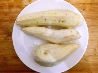 4、电饭煲+安神健脾养胃の白薯桂圆红糖小米粥,白薯去皮，洗净