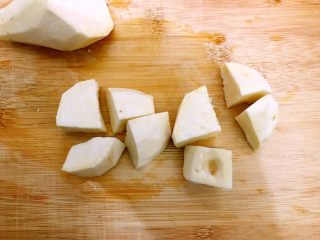 5、电饭煲+安神健脾养胃の白薯桂圆红糖小米粥,如图所示，切成大块