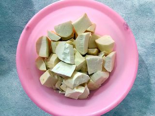 6、电饭煲+安神健脾养胃の白薯桂圆红糖小米粥,全部切好了