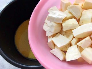 7、电饭煲+安神健脾养胃の白薯桂圆红糖小米粥,放入电饭煲内胆