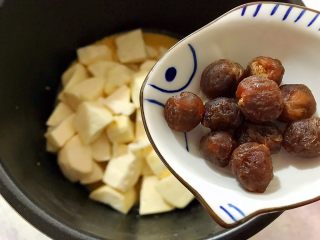 8、电饭煲+安神健脾养胃の白薯桂圆红糖小米粥,加入桂圆