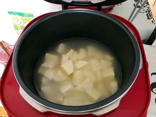 10、电饭煲+安神健脾养胃の白薯桂圆红糖小米粥,内胆放入电饭煲