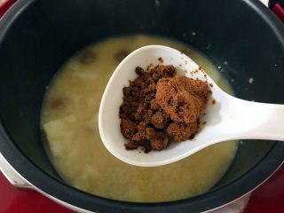 12、电饭煲+安神健脾养胃の白薯桂圆红糖小米粥,待电饭煲完成工作，打开锅盖，放入适量红糖